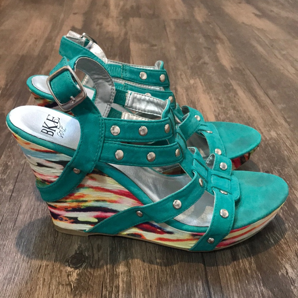 Fun, size 10 wedge sandals!  EUC